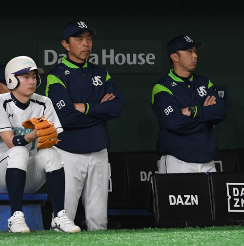 険しい表情で試合を見つめるヤクルト小川監督（中央）と宮本ヘッドコーチ（2019年4月12日撮影）