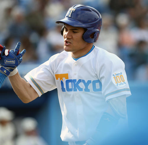 早大対東大　7回裏東大無死一塁　2点本塁打を放ち、気迫のこもったハイタッチをする辻居（撮影・大野祥一）