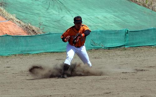 札幌倶楽部対TRANSYS　5回1死一塁、TRANSYSの本間が軽快なフットワークで打球をキャッチする（撮影・永野高輔）