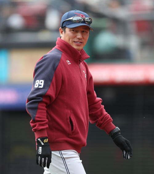 楽天対オリックス　6回裏を終え、選手交代を告げて顔をほころばせる楽天平石監督（撮影・林敏行）