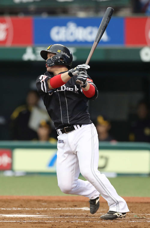 西武対ソフトバンク　4回表ソフトバンク1死一、二塁、中越え適時二塁打を放つ甲斐（撮影・河野匠）