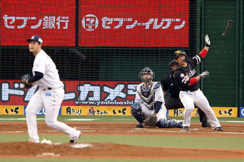 西武対ソフトバンク　4回表ソフトバンク1死一、二塁、中越え適時二塁打を放つ甲斐。投手高橋光（撮影・河野匠）