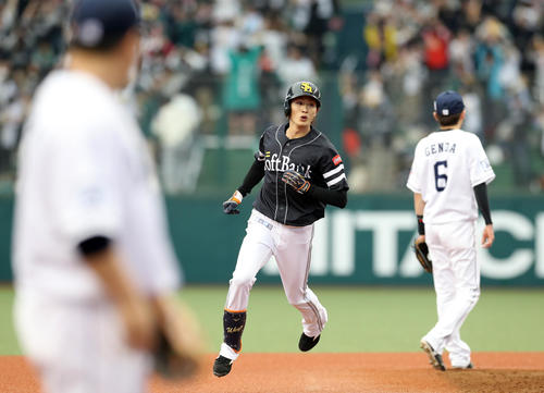 西武対ソフトバンク　5回表ソフトバンク2死一、三塁、右越え3点本塁打を放った周東はダイヤモンドをまわる（撮影・河野匠）