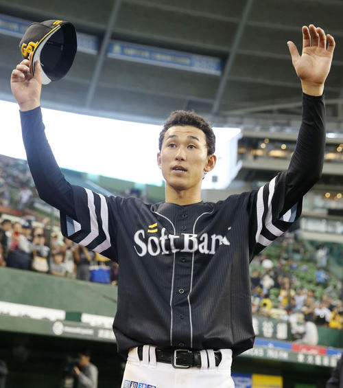 西武対ソフトバンク　試合後、ファンの声援に応える三森（撮影・河野匠）