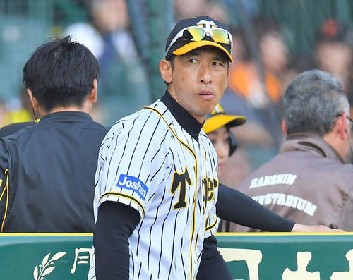 阪神対巨人　巨人に開幕6連敗を喫し、悔しげにあいさつに向かう矢野監督（撮影・上田博志）
