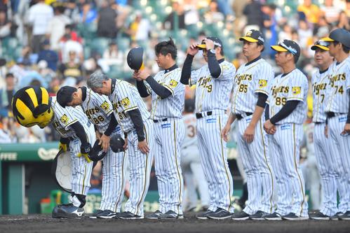 阪神対巨人　巨人に敗れファンに頭を下げる矢野監督（左）ら（撮影・上田博志）