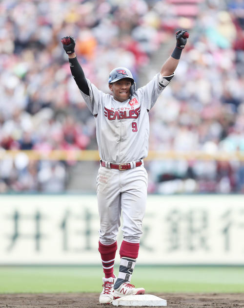 楽天対オリックス　8回裏楽天2死三塁、オコエは中越え適時二塁打を放ち、二塁でガッツポーズ