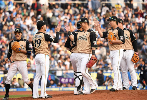 ロッテ対日本ハム　ロッテに勝利しタッチをかわす日本ハムナイン（撮影・横山健太）