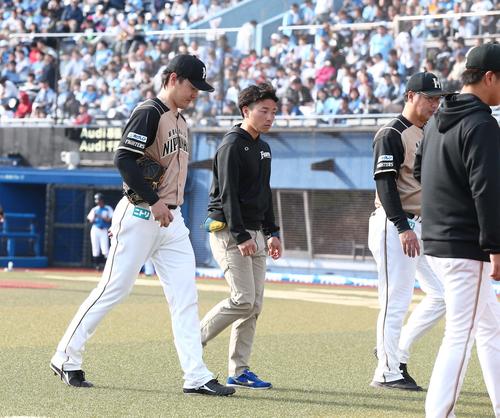 ロッテ対日本ハム　7回裏、マウンドに上がった直後に降板する有原（撮影・黒川智章）