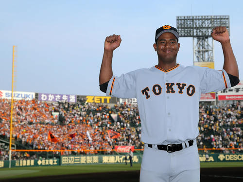 阪神対巨人　7回無失点で勝利投手のメルセデスは左翼席のファンを背に笑顔でポーズ（撮影・松本俊）