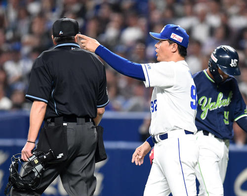 5回表ヤクルト1死二塁、上田の二塁飛球で帰塁できなかった雄平へのセーフ判定に抗議する与田監督(撮影・森本幸一)