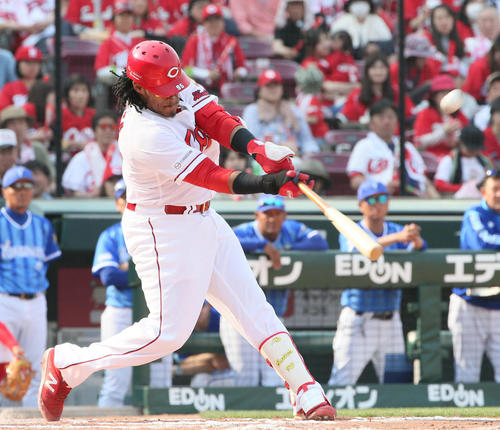 広島対DeNA　7回裏広島1死、バティスタは左中間へ本塁打を放つ（撮影・栗木一考）