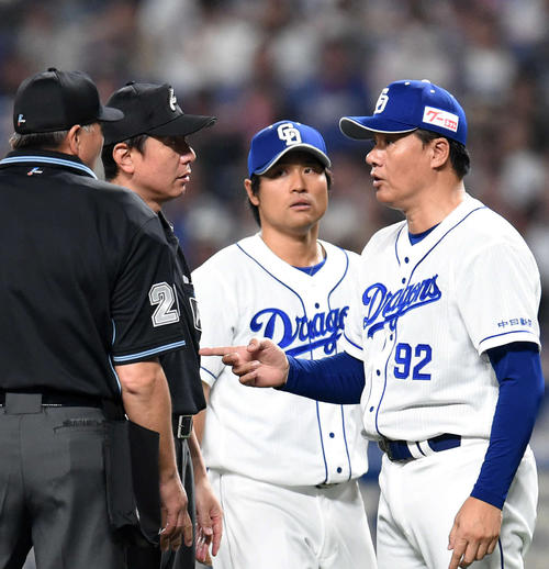 5回表ヤクルト1死二塁、判定に抗議し審判団に詰め寄る与田剛監督(撮影・森本幸一)