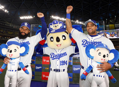 お立ち台でガッツポーズするアルモンテ（左）とビシエド（撮影・森本幸一）