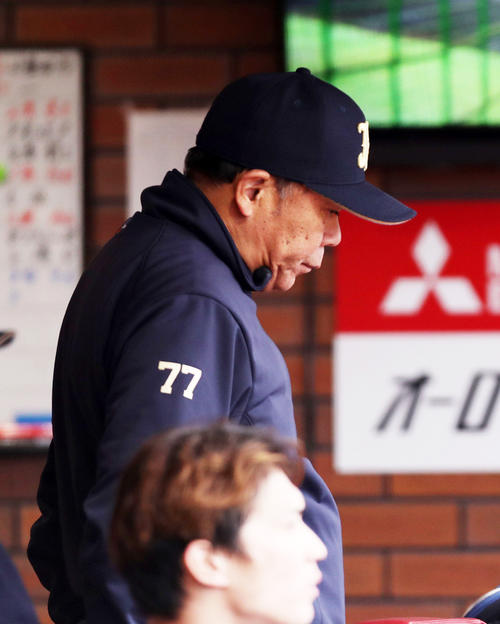 9回表、厳しい表情で戦況を見るオリックス西村監督（撮影・林敏行）