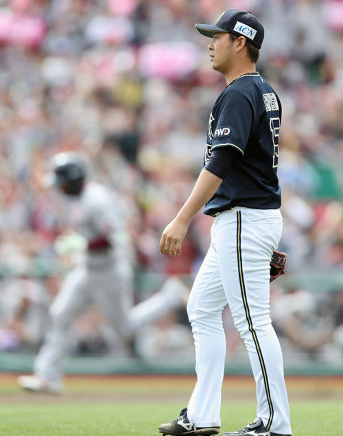 2回裏楽天2死一塁、嶋に先制の左越え2点本塁打を浴びた荒西（撮影・林敏行）