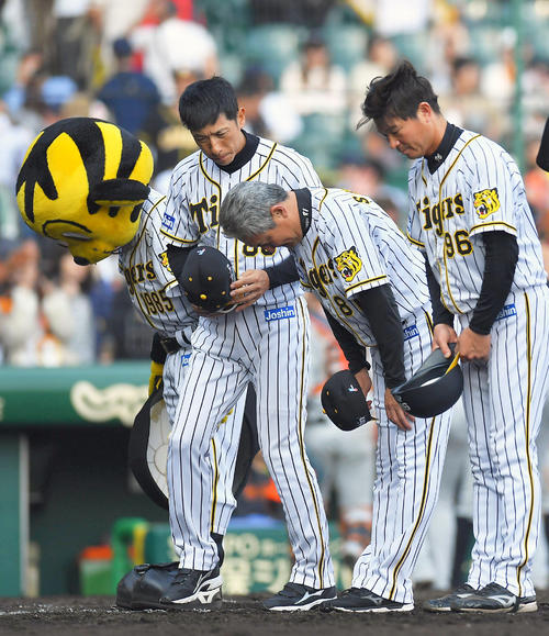 巨人に敗れファンに頭を下げる矢野燿大監督（左）（撮影・上田博志）