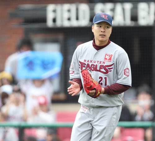 楽天対オリックス　1回表オリックス2死、吉田正を一ゴロに仕留め、拍手する釜田（撮影・林敏行）