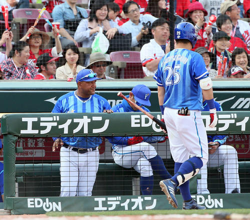 広島対DeNA　9回表DeNA2死、ロペスが一ゴロに倒れ引き揚げるラミレス監督。右手前は筒香嘉智（撮影・栗木一考）