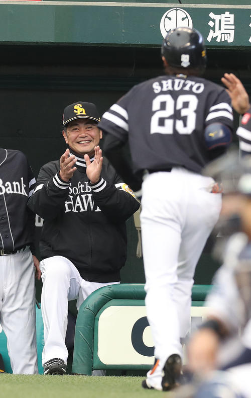 西武対ソフトバンク　5回表ソフトバンク2死一、三塁、右越え3点本塁打を放った周東（手前）を笑顔で迎える工藤監督（撮影・河野匠）