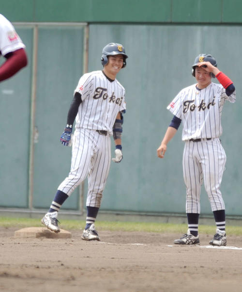 7回に均衡を破る一打を放ち、一塁上で笑顔を見せる東海大海洋の横田（左）
