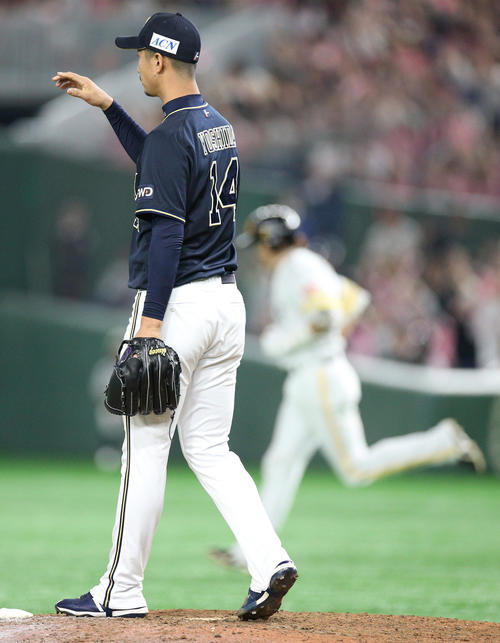 ソフトバンク対オリックス　7回裏ソフトバンク無死、内川（右）に本塁打を浴びた吉田一（撮影・中島郁夫）