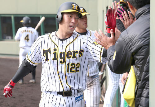 3月7日、近大戦の8回、中越え本塁打を放った片山はナインとハイタッチ