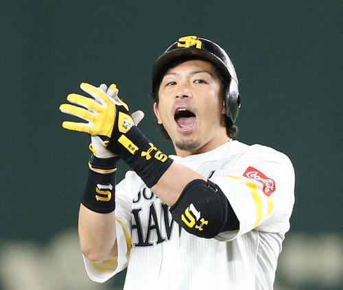 ソフトバンク対オリックス 6回裏ソフトバンク2死二塁、同点適時二塁打を放ち喜ぶ松田宣(撮影・中島郁夫)