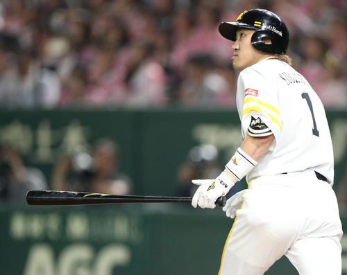 ソフトバンク対オリックス 7回裏ソフトバンク無死、勝ち越し本塁打を放ち打球を見送る内川(撮影・中島郁夫)
