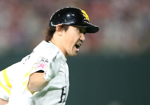 ソフトバンク対オリックス 7回裏ソフトバンク無死、勝ち越し本塁打を放ち雄たけびを上げる内川(撮影・中島郁夫)