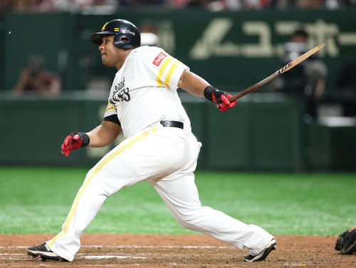 ソフトバンク対オリックス 8回裏ソフトバンク1死一、二塁、適時打を放つデスパイネ(撮影・中島郁夫)