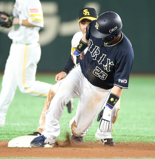 ソフトバンク対オリックス 4回表オリックス無死一塁、打者西野の時に二塁盗塁を試みる伏見だが捕手甲斐のけん制球でアウトになる(撮影・中島郁夫)