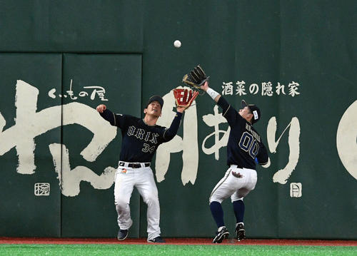 ソフトバンク対オリックス 4回裏ソフトバンク1死、今宮の打球を追うオリックス吉田正(左)と西野(撮影・滝沢徹郎)