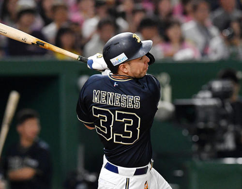 ソフトバンク対オリックス 6回表オリックス無死一、二塁、メネセスは先制中前適時打を放つ(撮影・滝沢徹郎)