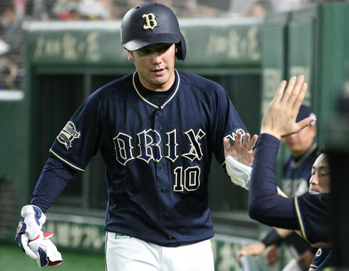 ソフトバンク対オリックス 6回表オリックス無死一、二塁、メネセスの適時二塁打で生還しベンチの出迎えを受ける大城(撮影・中島郁夫)