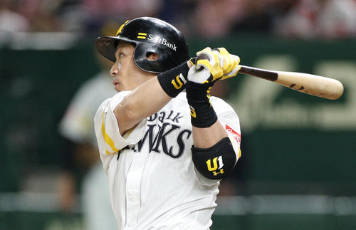 ソフトバンク対オリックス 6回裏ソフトバンク2死二塁、同点適時二塁打を放つ松田宣(撮影・中島郁夫)