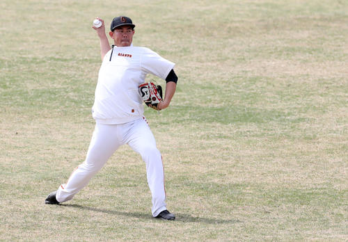 キャッチボールする巨人山口（撮影・垰建太）