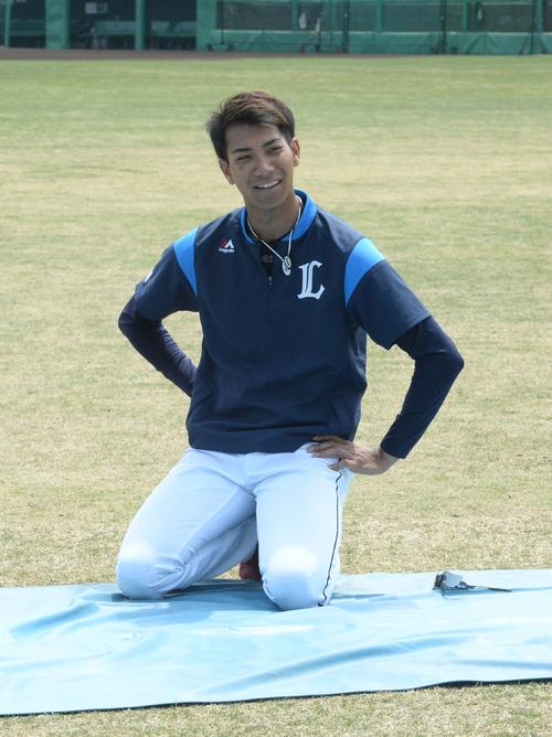 1年ぶりの先発へ向け、笑顔で調整する西武相内（撮影・鈴木正章）