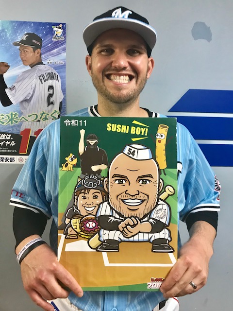 令和初のビックリマンカードに採用され笑顔のロッテ・ブランドン・レアード（球団提供）