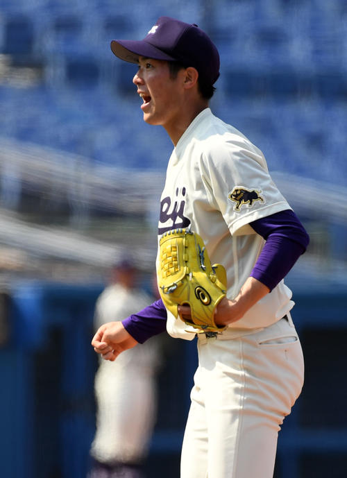 明大対立大　5回裏を無失点に抑えほえる明大先発の森下（撮影・横山健太）