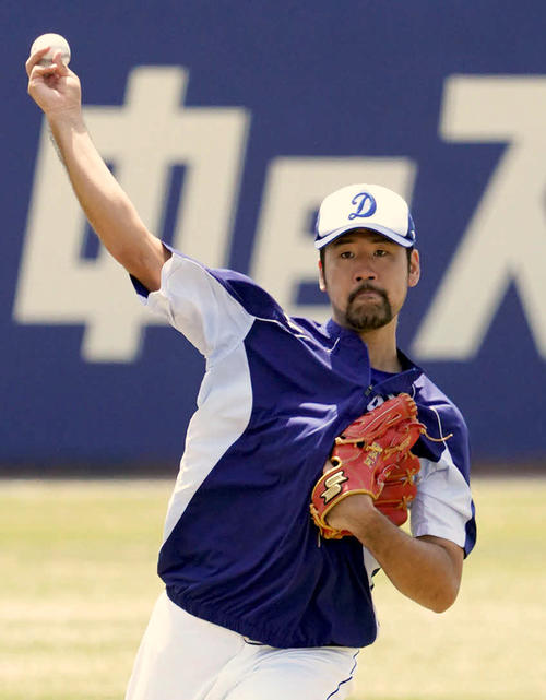 キャッチボールをする阿知羅拓馬（撮影・森本幸一）