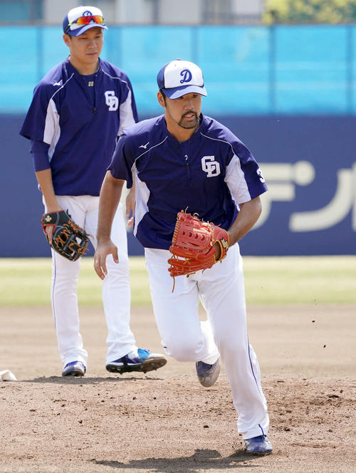 ノックを受ける阿知羅拓馬（右）左は大野雄大（撮影・森本幸一）