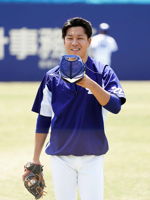 キャッチボール終了後、笑顔を見せる大野雄大（撮影・森本幸一）