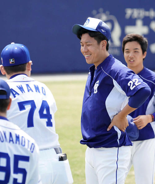 キャッチボール終了後、笑顔を見せる大野雄大（撮影・森本幸一）