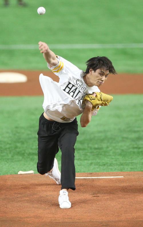 ソフトバンク対オリックス　始球式を行う鈴木伸之（撮影・中島郁夫）