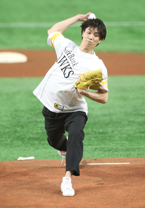 ソフトバンク対オリックス　始球式を行う鈴木伸之（撮影・中島郁夫）