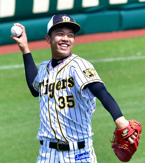 甲子園での練習でキャッチボールを行う才木浩人（撮影・清水貴仁）
