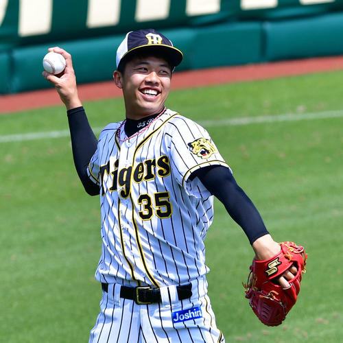甲子園での練習でキャッチボールを行う才木浩人（撮影・清水貴仁）