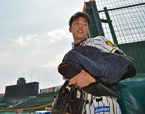 グラウンドでの練習を終え引き揚げる才木浩人（撮影・清水貴仁）