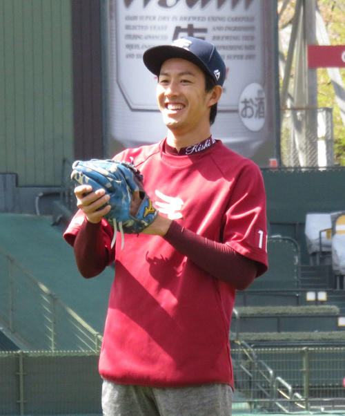 練習中、笑顔を見せる岸